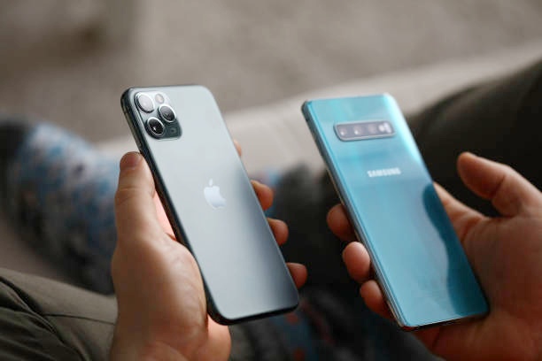 What is the Difference Between Iphone and Samsung